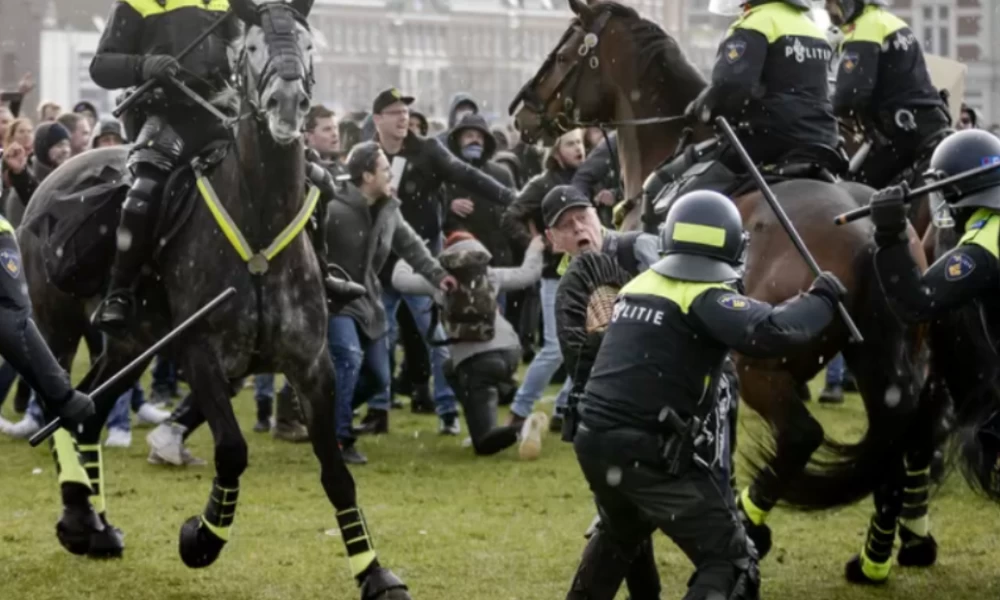 Χάος σε Βιέννη-Αμστερντάμ από διαδηλώσεις αρνητών (ΒΙΝΤΕΟ)